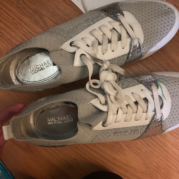 MICHAEL KORS NEW W/OUT TAGS  Designer Silver Kicks w/ Glitter SIZE 8/8.5 - Picture 7 of 8